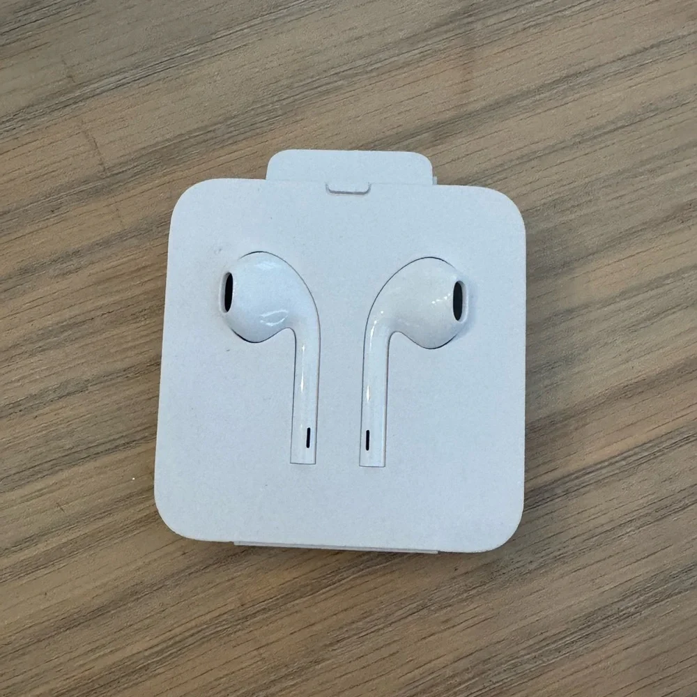 Apple White Wired Earbuds & Lightning Jack NEW